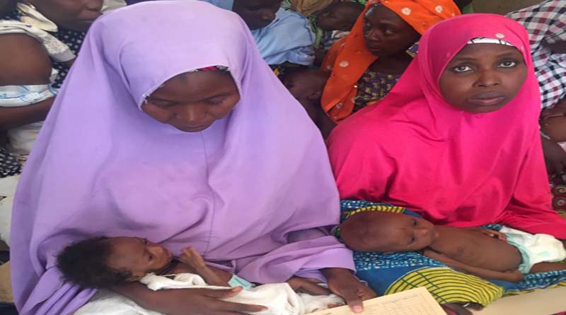 Dayyaba Dahiru, baby Aisha's mother holding her daughter during one of their visits to the CMAM centre in Yanawaki, Kano, Nigeria