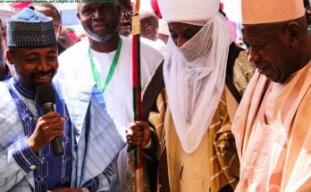 Kano State Commissioner for Health, Dr. Kabir Ibrahim leads the Emir of Kano, Muhammad Sanusi II, Kano State Governor, Ganduje Umar, SFH Nigeria Managing Director, Dr. Omokhudu Idogho and MNCH2 Project Director, Dr. Jebu Nyenwa to partner exhibition stands during the learning event. Photo credit: Nigeria Health Watch